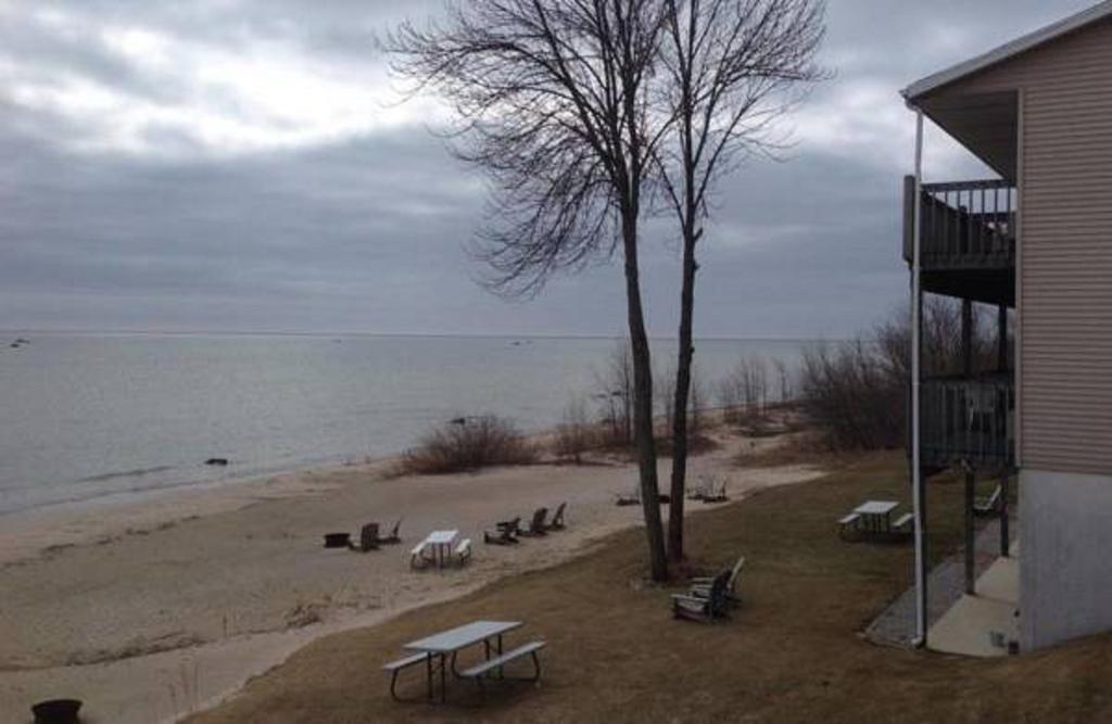 Algoma Beach Motel Exterior photo